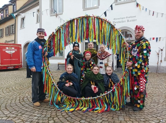 Jugendleiter und der Narrensamen schmücken den Narrenring für den Narrenbaum.